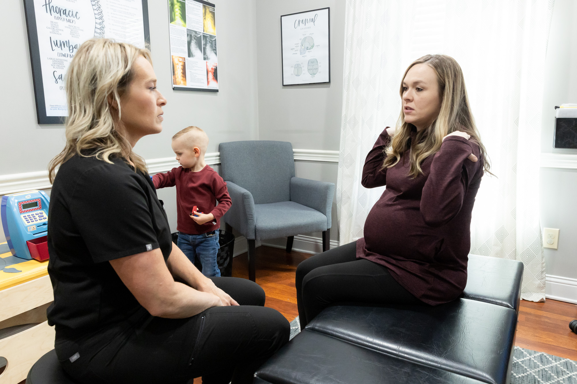 Pregnant-lady-on-kneeling-chair - Community Chiropractic